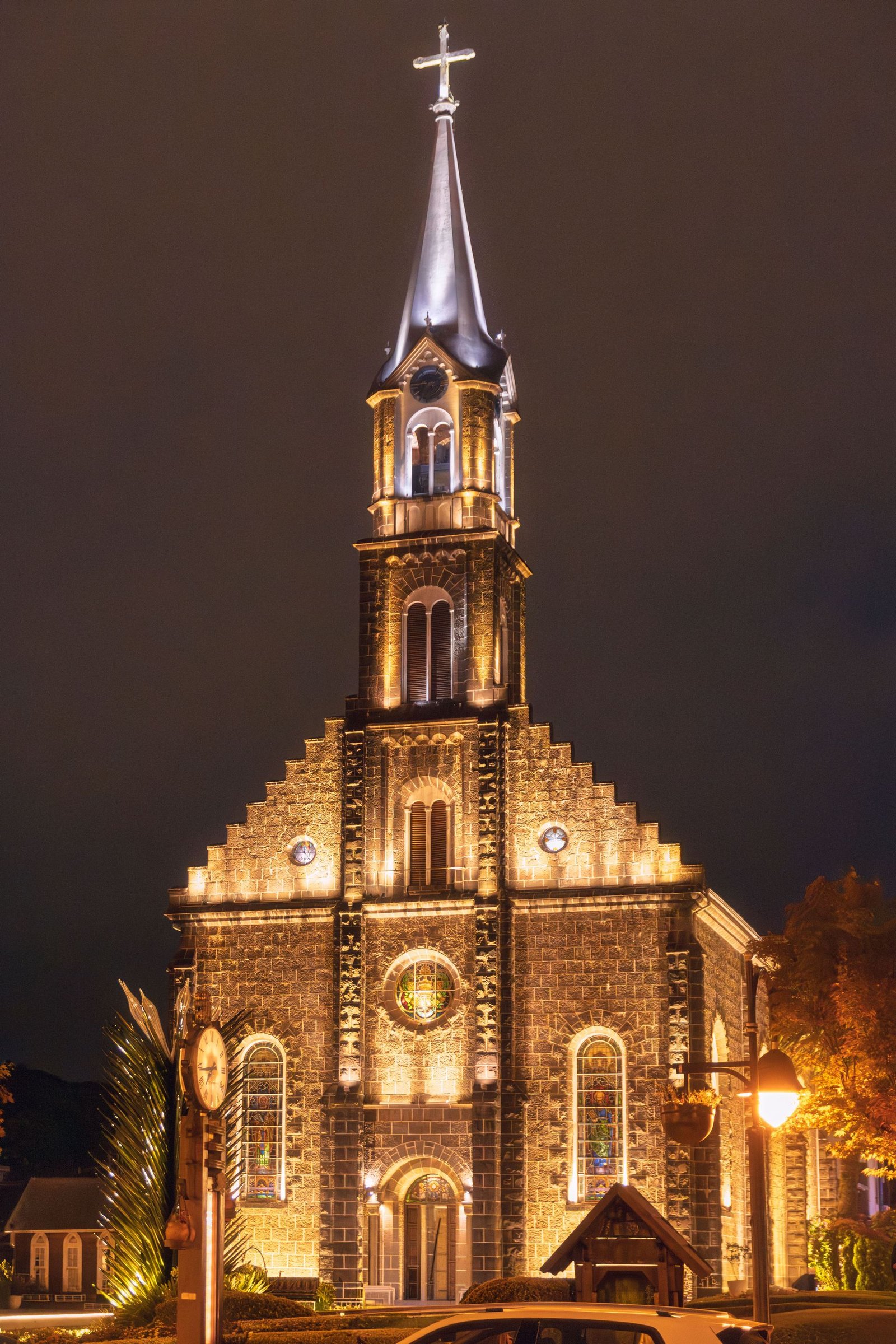 Igreja Matriz São Pedro iluminada à noite