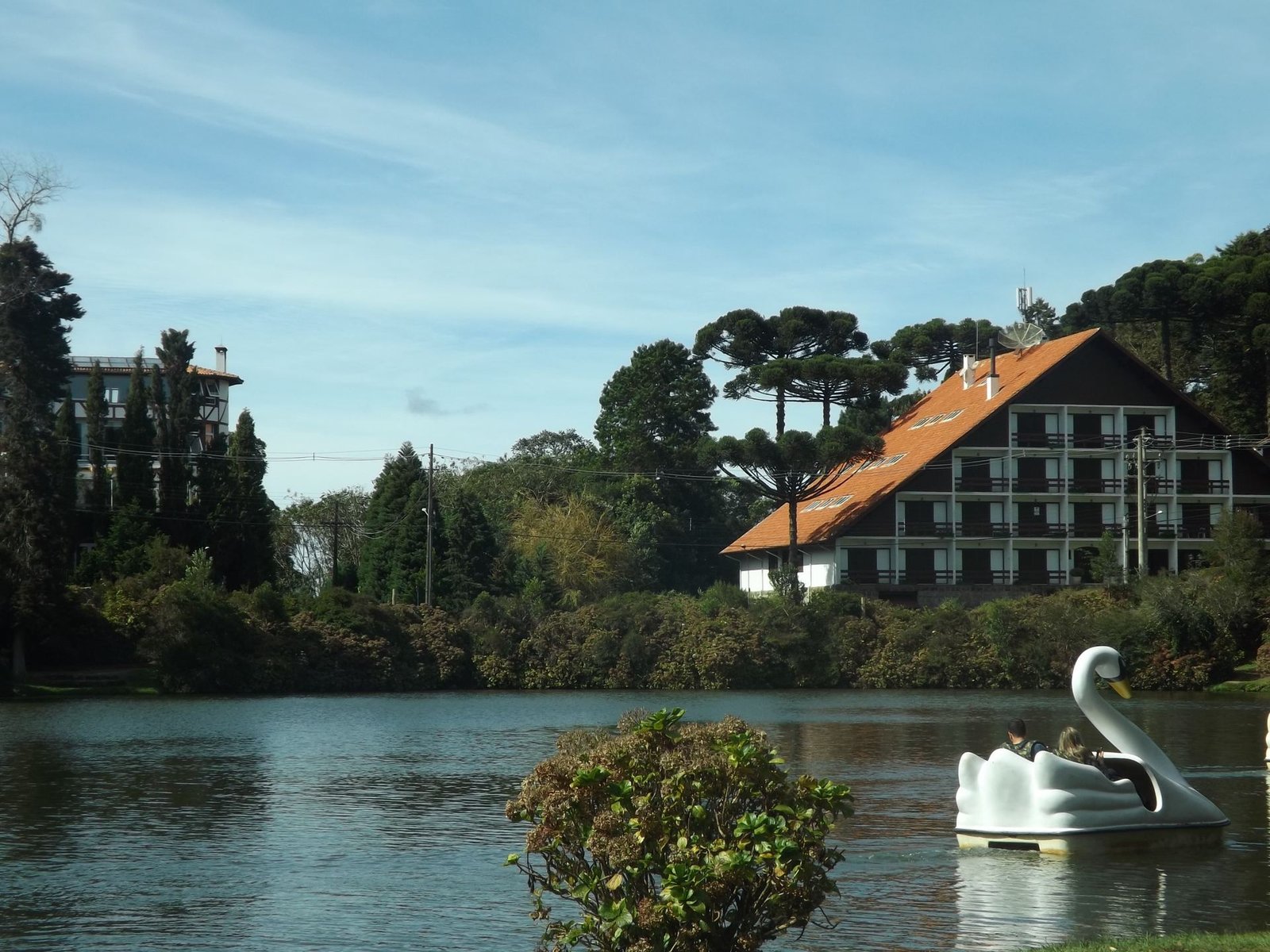 Pedalinho em formato de cisne no Lago Negro, Gramado