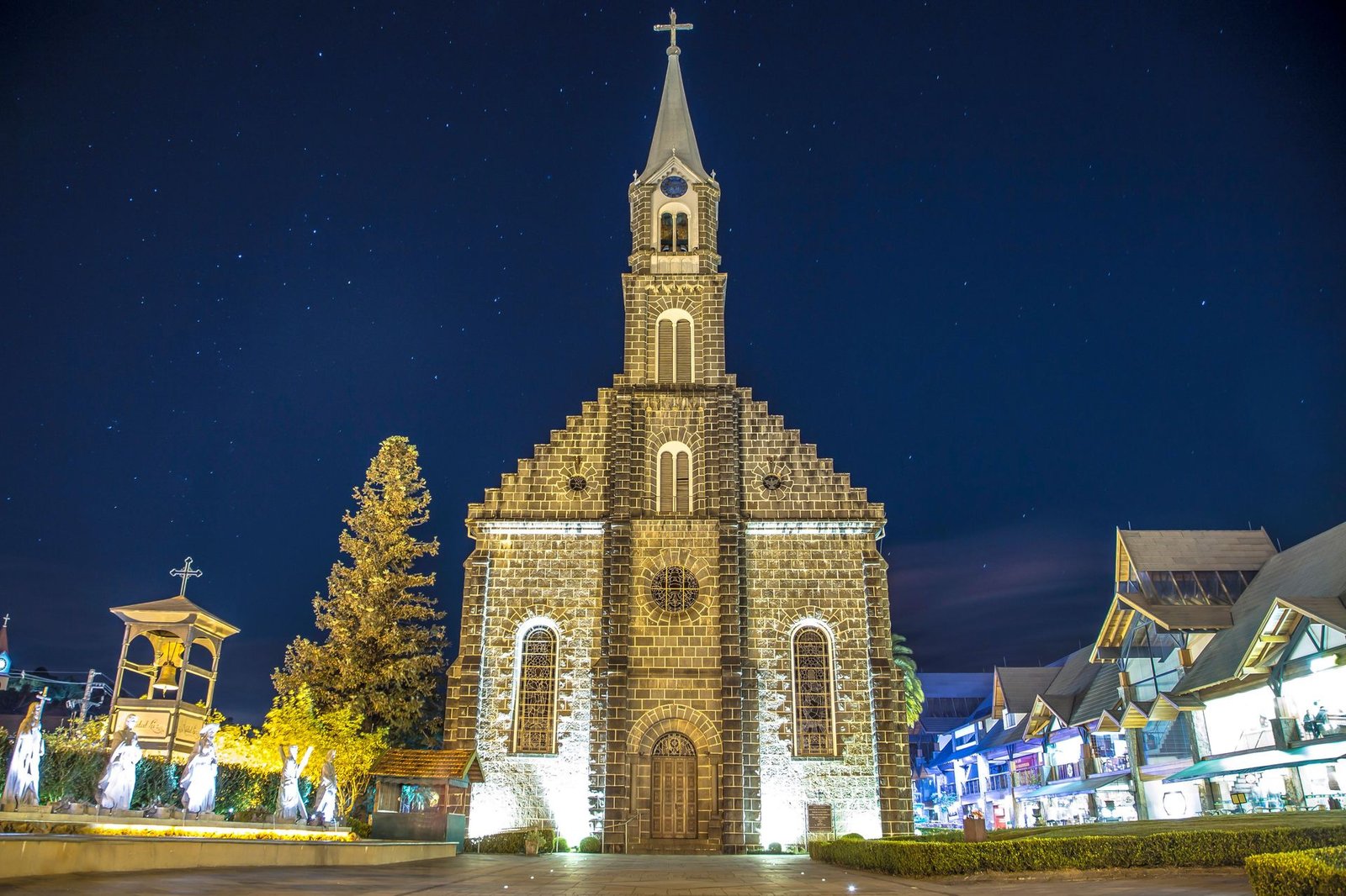 Centro de Gramado iluminado em noite estrelada